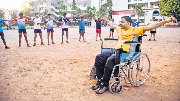 Sagar Khaladkar coaching his students at Shankarrao More Vidyalaya ground in Kothrud on Friday.(SANKET WANKHADE/HT PHOTO)