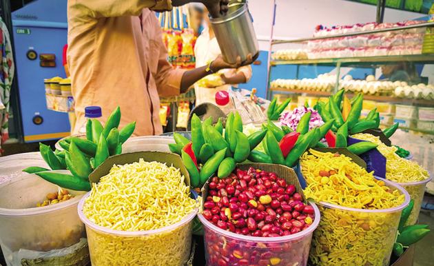 The flavour of bhelpuri on the street is vastly superior to that of chicken tikka(iStock)