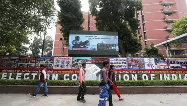 People walk past the Election Commission of India office building in New Delhi, India March 11, 2019. (REUTERS FILE PHOTO) People walk past the Election Commission of India office building in New Delhi, India March 11, 2019. (REUTERS FILE PHOTO)