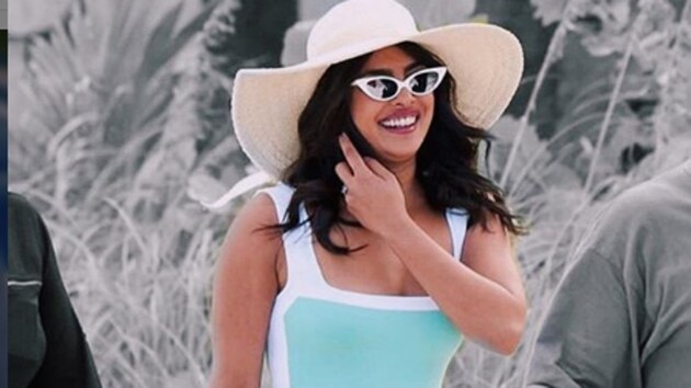 Priyanka Chopra’s tote bag in Miami is perfect to fit in all the beach essentials.(Priyanka Chopra-pedia/Instagram)