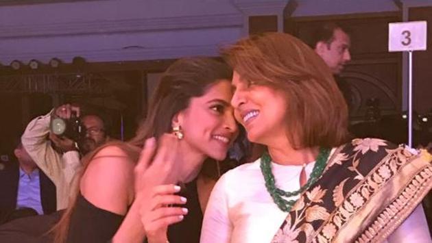 What’s the secret ladies? It was wonderful to see actors Deepika Padukone and Neetu Singh catch up at the style awards. (HT Photo) 