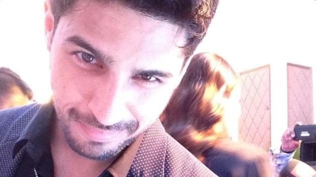 Check out actor Sidharth Malhotra’s swagger-high mode. The actor posed for HT’s Twitter Mirror, and we are loving his killer smile!   (HT Photo) 