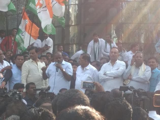 Karnataka chief minister HD Kumaraswamy addresses protesters outside the income tax office in Bengaluru on Thursday.