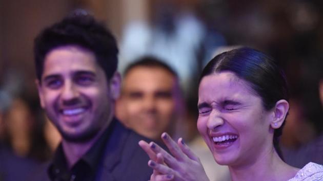 Actors Sidharth Malhotra and Alia Bhatt were seen having a gala time at the awards. Don’t miss out on Alia’s toothy grin. (Kunal Patil/HT Photo)