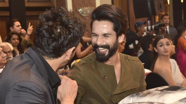That was funny! Seems like Shahid Kapoor loved the fun vibe at the style awards. (Pratik Chorge/HT Photo) 