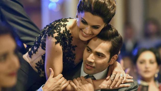 Actors Taapsee Pannu and Varun Dhawan show what Bollywood camaraderie is all about! (Kunal Patil/HT Photo)