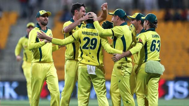 Australian cricketer Peter Handscomb (C) celebrates with his teammates catching Pakistan batsman Shan Masood off a ball from paceman Pat Cummins (AFP) Australian cricketer Peter Handscomb (C) celebrates with his teammates catching Pakistan batsman Shan Masood off a ball from paceman Pat Cummins (AFP)
