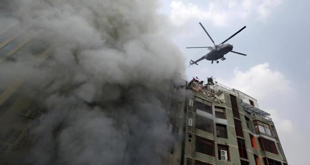 A chopper hovers to evacuate people stuck in a multi-storied office building that caught fire in Dhaka on March 28(AP)