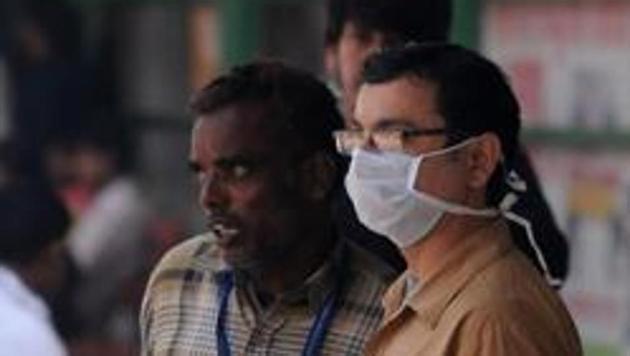 Delhi hospitals may have reported 14 deaths due to swine flu (H1N1) during the week ending on March 24, but the number of cases has actually gone down owing to rising temperatures, experts say.(Photo by Parveen Kumar/Hindustan Times)