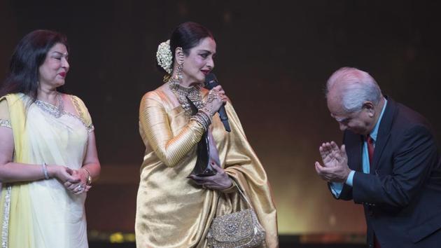 Ramesh Sippy and Kiran Juneja hand Rekha her award.  (Satish Bate/HT Photo) 
