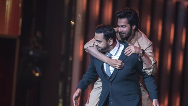 Varun Dhawan goes piggyback riding on Cyrus Sahukar at HT India's Most Stylish Awards in 2018. (Satish Bate/HT Photo) 