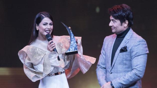 Hina Khan accepts her award from Shekhar Suman during HT India's Most Stylish Awards in 2018.  (Satish Bate/HT Photo) 