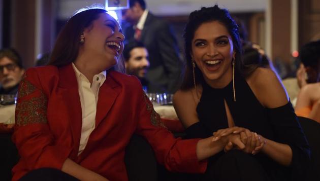 Too much beauty for a frame to handle! Actor Rani Mukerji added a refreshing dose of colour to the style awards, while Deepika Padukone looked gorgeous in black.   (Anshuman Poyrekar/HT Photo) 