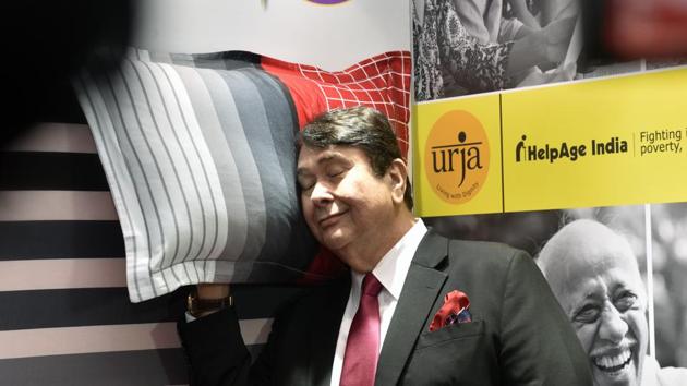 Tired much? Veteran actor Randhir Kapoor  gave the shutterbugs a fun moment to capture. (Pratik Chorge/HT Photo) 