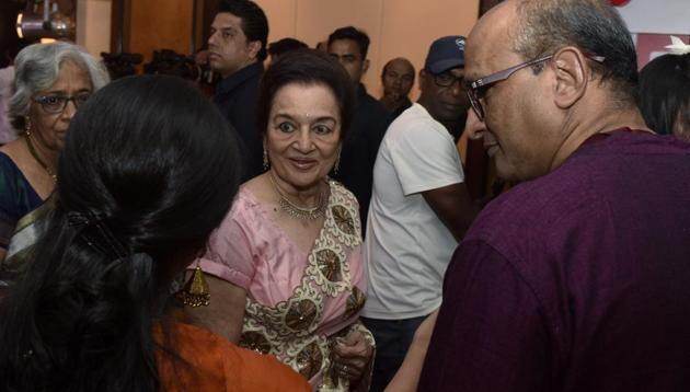 Veteran actor Asha Parekh looked resplendent in a timeless sari at the style awards. Here, she interacts with some of the attendees. (Pratik Chorge/HT Photo) 