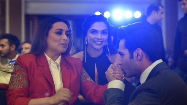 Awww! Actor Varun Dhawan sure knows how to impress the ladies. Here. he’s clicked with the beautiful Rani Mukerji and Deepika Padukone.  (Anshuman Poyrekar/HT Photo) 
