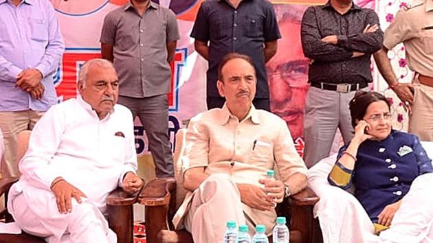 Congress general secretary in-charge of Haryana Ghulam Nabi Azad, former Chief Minister Bhupinder Singh Hooda and other party leaders on the second day of 'Parivartan Bus Yatra', in Dadri district, on Wednesday, March 27, 2019. (Manoj Dhaka / HT Photo) Congress general secretary in-charge of Haryana Ghulam Nabi Azad, former Chief Minister Bhupinder Singh Hooda and other party leaders on the second day of 'Parivartan Bus Yatra', in Dadri district, on Wednesday, March 27, 2019. (Manoj Dhaka / HT Photo)