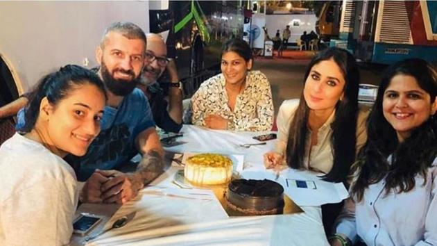 Kareena Kapoor celebrates Good News song wrap with her team.(Instagram)