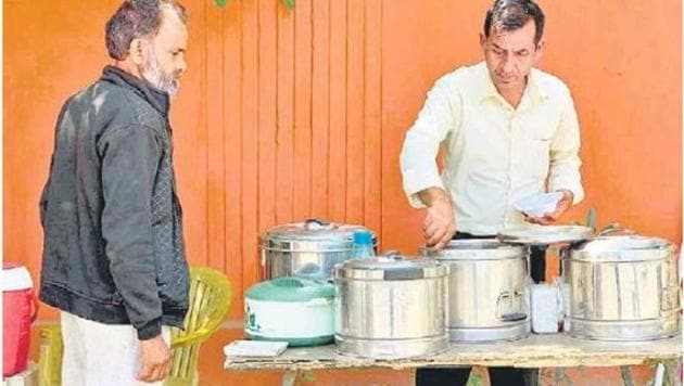 Kailash Kumar Sharma sells rajma-chawal in Gururgam.(HT Photo)