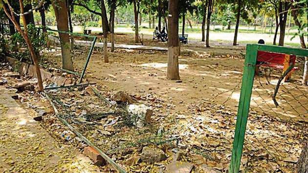 In June last year, the MCG completed a survey to determine the 20 least-maintained parks, following the civic body took over their maintenance from RWAs(Parveen Kumar/HT Photo)