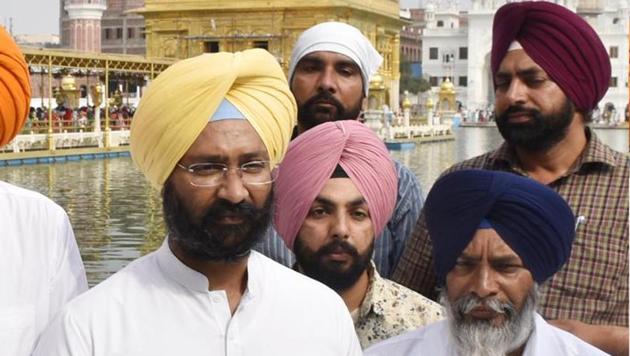 SAD leader Parminder Singh Dhindsa (Left) paying obeisance at the Golden Temple in Amritsar on Friday.(HT Photo)