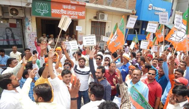 Ballia MP supporters protesting against the denial of ticket to their leader Bharat Singh.