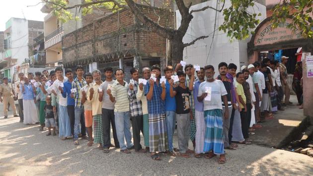 Bihar, India – Voters wait in a long queue to cast votes during the first phase of Bihar Assembly polls, outside a polling booth at Champanagar Tanti Bazar of Nathnagar, in Bihar, India on Monday, October 12, 2015. *Elections*(HT Photo)