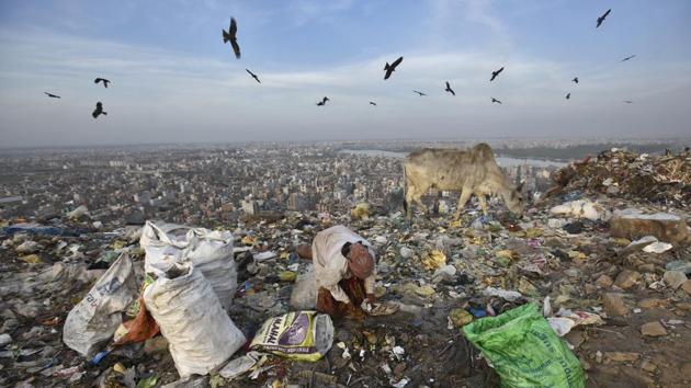 Capping Bhalswa landfill to save lives: North body(Photo by Burhaan Kinu / Hindustan Times)(Burhaan Kinu/HT PHOTO)