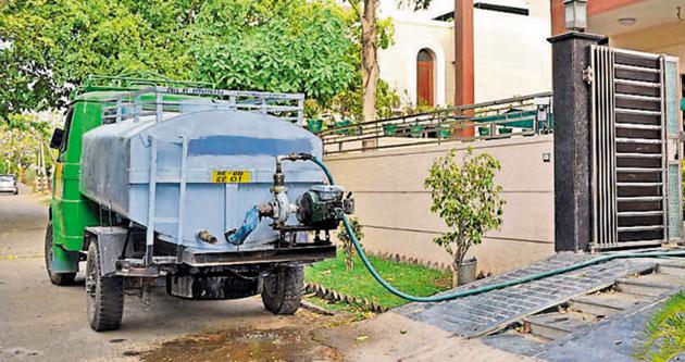Kandivli (East) residents have had to rely on water tankers to meet their daily needs. (HT File / Photo used for representationa purpose) Kandivli (East) residents have had to rely on water tankers to meet their daily needs. (HT File / Photo used for representationa purpose)