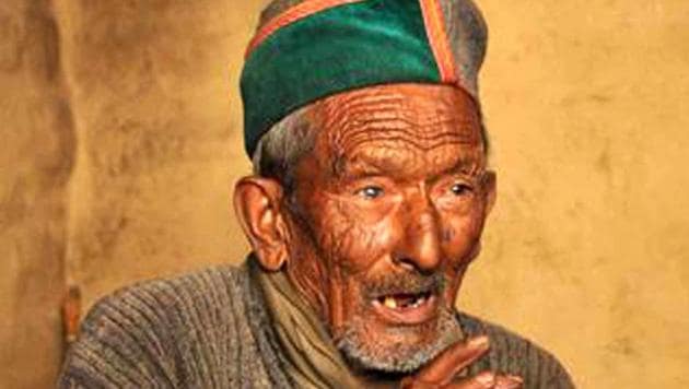 Shyam Saran Negi is India’s first voter. The 102-year-old Kinnaur resident is all set to cast his vote in the 2019 Lok Sabha elections.(HT File)