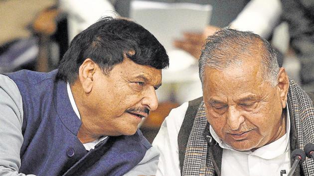 For the first time, Samajwadi Party (SP) founder and chief patron Mulayam Singh Yadav has indicated he is maintaining a distance from his younger brother and Pragatisheel Samajwadi Party-Lohia (PSP-L) president Shivpal Yadav.(PTI File Photo)