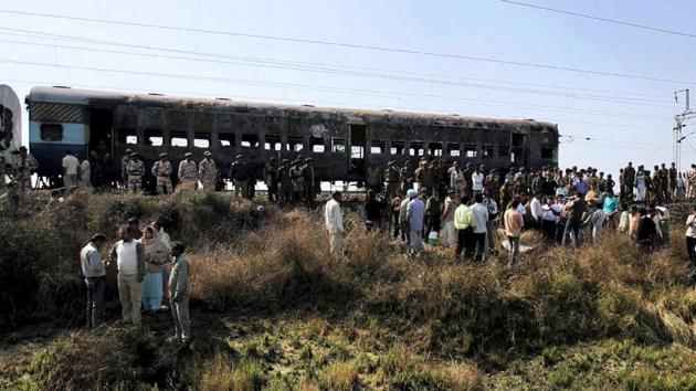 A view of a burnt carriage of Samjhauta Express train in Deewana, near Panipat town, February 19, 2007.(PTI File)