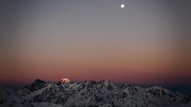 Morning light rises over the Mont Blanc mountain from the Swiss alpine resort of Verbier. (Fabrice Coffrini / AFP) Morning light rises over the Mont Blanc mountain from the Swiss alpine resort of Verbier. (Fabrice Coffrini / AFP)