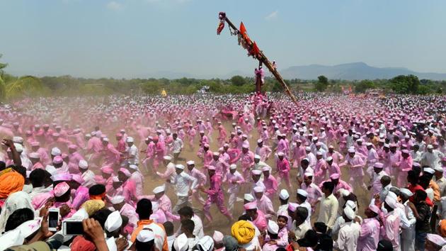 A The devotee, whose wish was granted hangs from the Bagad, a 40-foot see-saw made of bamboo and pulled by atleast 4 bullock carts at a time during the Bagad Rath Yatra at Bavdhan in Satara district, Maharashtra. (Vijayanand Gupta / HT Photo) A The devotee, whose wish was granted hangs from the Bagad, a 40-foot see-saw made of bamboo and pulled by atleast 4 bullock carts at a time during the Bagad Rath Yatra at Bavdhan in Satara district, Maharashtra. (Vijayanand Gupta / HT Photo)