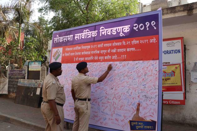 The Kalyan-Dombivli Municipal Corporation (KDMC) has placed a board outside its headquarters near Shivaji Chowk in Kalyan (West), urging residents to sign and pledge that they will cast their vote in the upcoming polls..(Rishikesh Choudhary/HT)