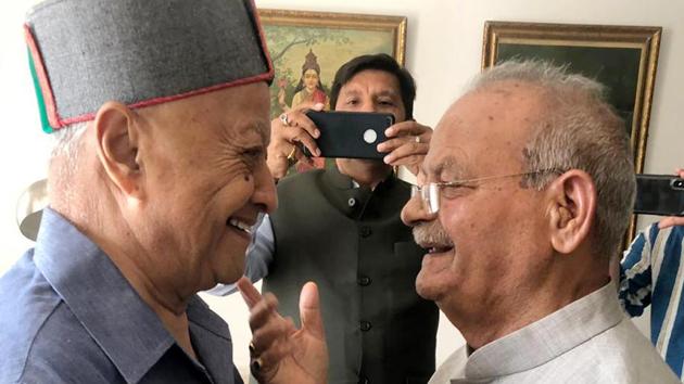 Former chief minister Virbhadra Singh and former union minister Sukh Ram met each other at New Delhi, on Friday, March 29 2019.(HT Photo)