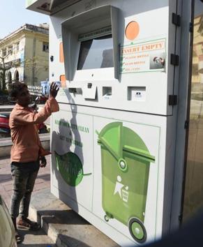 Garbage collection kiosks set up at eight locations in Lucknow, more to come.(Subhankar Chakraborty/HT Photo)