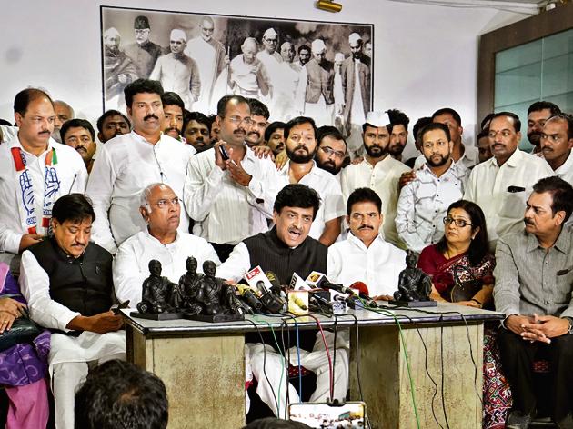 The committee asked the state leaders to put up a united front as Maharashtra is one of the important states for the Congress.(Hemanshi Kamani/HT)