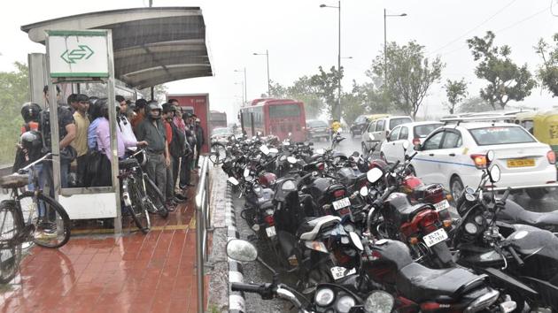 A study by the transport department suggests the city needs at least 1,400 new bus stands and the highest demand for this facility lies in outer Delhi areas.(Ajay Aggarwal/HT PHOTO)