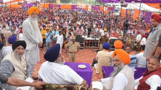 Shiromani Akali Dal president Sukhbir Singh Badal with other party leaders on Sunday.(HT Photo)