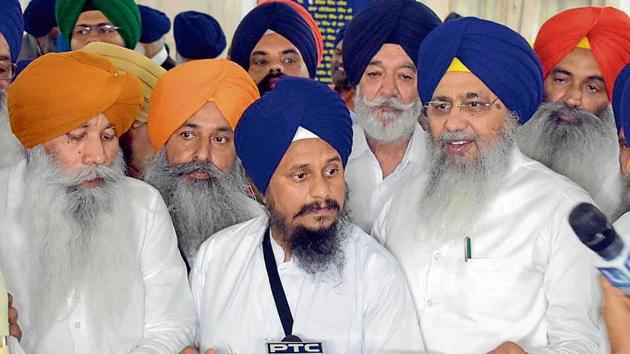 SGPC president Gobind Singh Longowal (right), acting jathedar of Akal Takht Giani Harpreet Singh (centre) and other SGPC members addressing mediapersons after the budget session (Sameer Sehgal/ht) SGPC president Gobind Singh Longowal (right), acting jathedar of Akal Takht Giani Harpreet Singh (centre) and other SGPC members addressing mediapersons after the budget session (Sameer Sehgal/ht)
