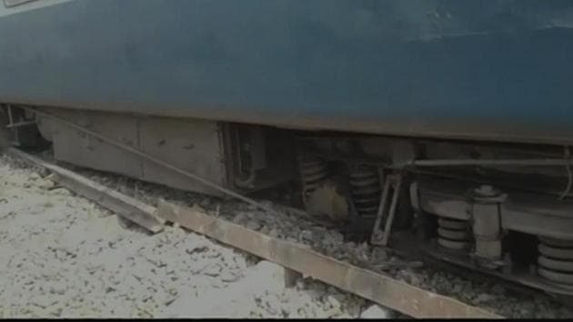 13 bogies of Tapti Ganga Express derail in Bihar, 6 injured(Photo: Twitter/ANI) 13 bogies of Tapti Ganga Express derail in Bihar, 6 injured(Photo: Twitter/ANI)