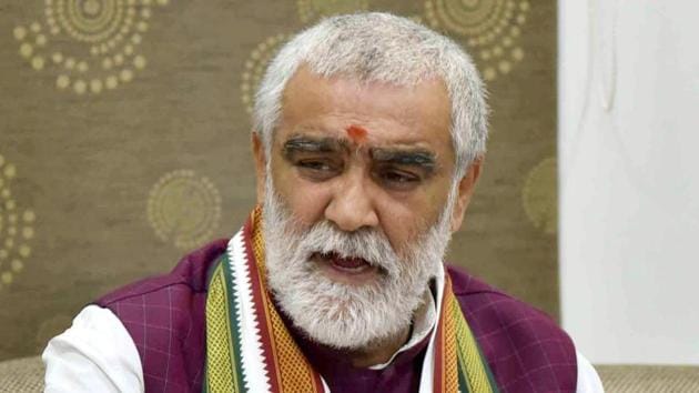 Union minister Ashwini Kumar Choubey allegedly misbehaved with an officer in Bihar after he stopped his car during election campaign in Buxar Lok Sabha constituency citing the model code of conduct.(HT Photo)