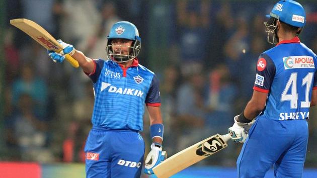 Delhi Capitals' cricketer Prithvi Shaw (L) raises his bat to celebrate.(AFP) Delhi Capitals' cricketer Prithvi Shaw (L) raises his bat to celebrate.(AFP)