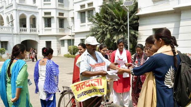 Lal Muni Das, a Bhunjawala is raising voters awareness by his ‘Cycle Yatra’ ahead Lok Sabha Election at Patna Women’s College in Patna. Bihar India on Saturday .(Santosh Kumar/Hindustan Times) Lal Muni Das, a Bhunjawala is raising voters awareness by his ‘Cycle Yatra’ ahead Lok Sabha Election at Patna Women’s College in Patna. Bihar India on Saturday .(Santosh Kumar/Hindustan Times)