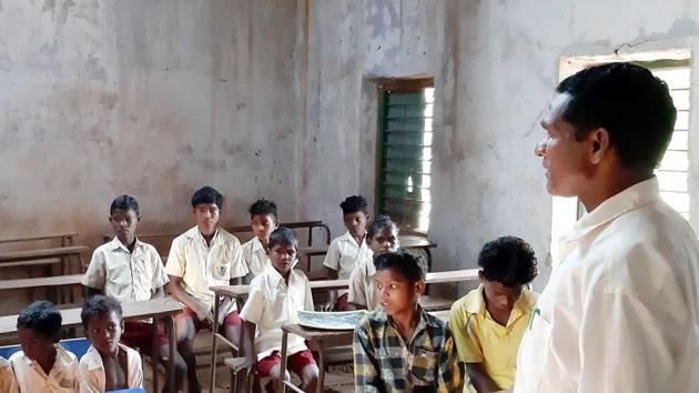 West Singhbhum ,Jharkhand,INDIA, March 30:Students of Bundu Upgraded Middle Schoo attending classes at Bundu village under Manoharpur block in West Singhbhum (Manoj Kumar/Hindustan Times)