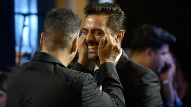 A mini Aakhen reunion between Arjun Rampal and Akshay Kumar. (Satyabrata Tripathy/HT Photo)