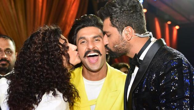 Ranveer Singh gets kisses from Manmarziyaan stars Vicky Kaushal and Taapsee Pannu at the HT India’s Most Stylish in Mumbai on Friday. (Vijayanand Gupta/HT Photo)