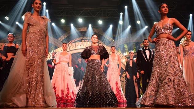 Kareena Kapoor was the showstopper for Manish Malhotra’s fashion show. (Vijayanand Gupta/HT Photo)