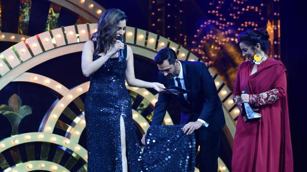 Arjun Rampal helping Sophie Choudry with her dress as Divya Dutta looks on. (Vijayanand Gupta/HT Photo)